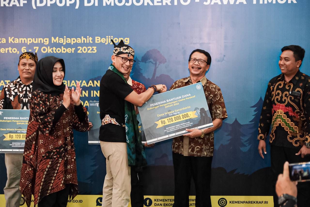 Siaran Pers: Menparekraf Serahkan Bantuan DPUP Bagi Lima Desa Wisata Di ...